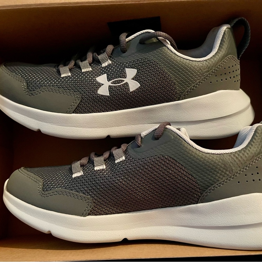 Boys Under Armour tennis shoes size 6Y fots mens 6 Gray, white accents.BRAND NEW